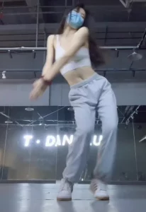 街舞团蛇腰女友，被调教师干到结尾求饶（40 分钟完整）