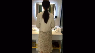 急匆匆的就坐上去了，点赞破百发给她老公打电话的