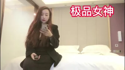 背着她男人偷情